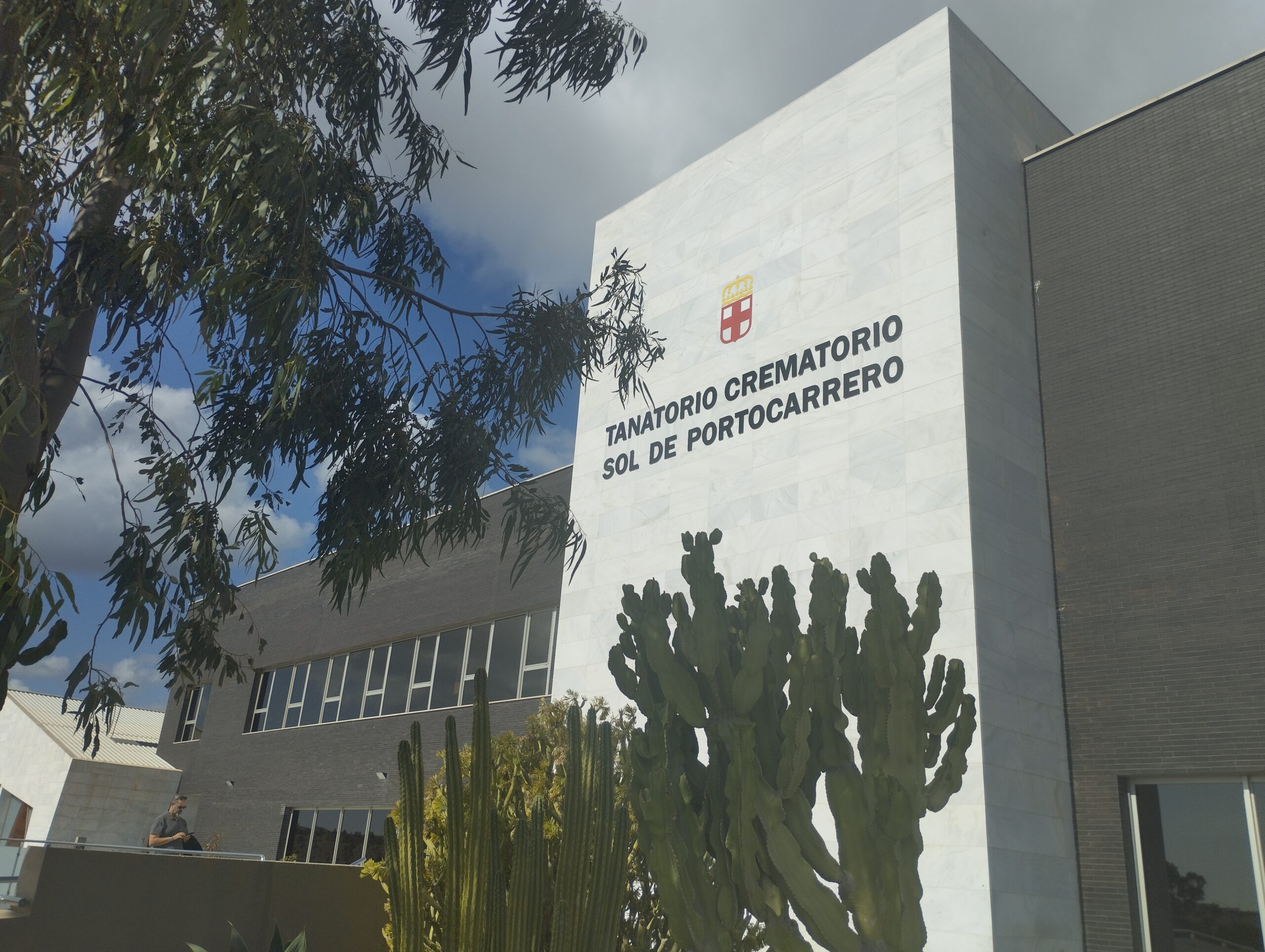 Tanatorio-Crematorio Sol de Portocarrero en Almería, instalación externa donde Razf Portocarrero presta servicios